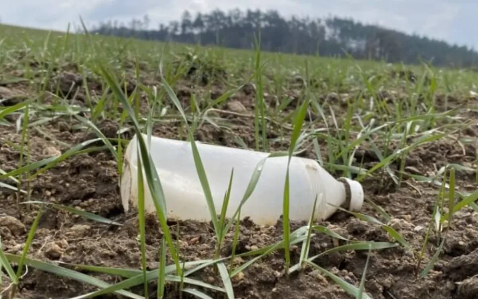 Vědci z Brna zkoumají ukládání mikroplastů v zemědělství. Testují půdu, plodiny i drůběž