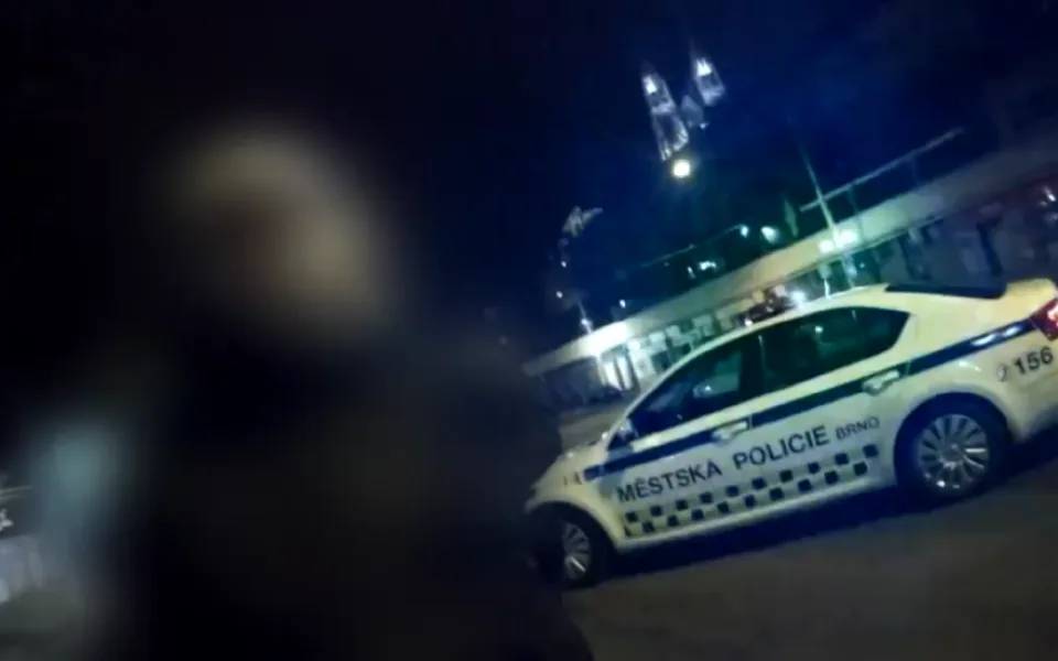 VIDEO: Muž na brněnském nádraží ukazoval na strážníky prostředníček. Jste fašisti, křičel