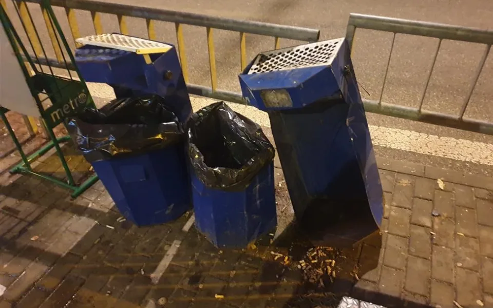 Mladík v Brně rozkopal odpadkové koše u zastávky. Ujel mi poslední autobus, vysvětloval