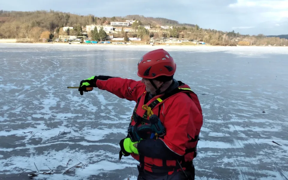 VIDEO: I tenký led může lákat k bruslení. Radši se ale kochejte jen ze břehu, vzkazují strážníci