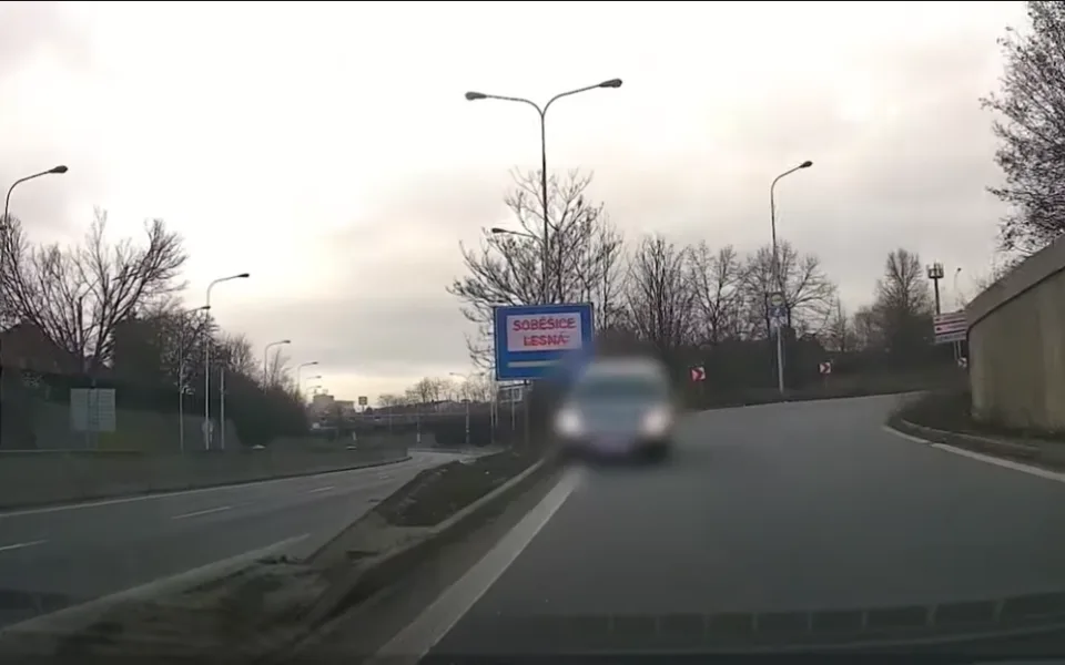 VIDEO: Řidička v Brně špatně odbočila a sjela do protisměru. Zavolala na pomoc policisty
