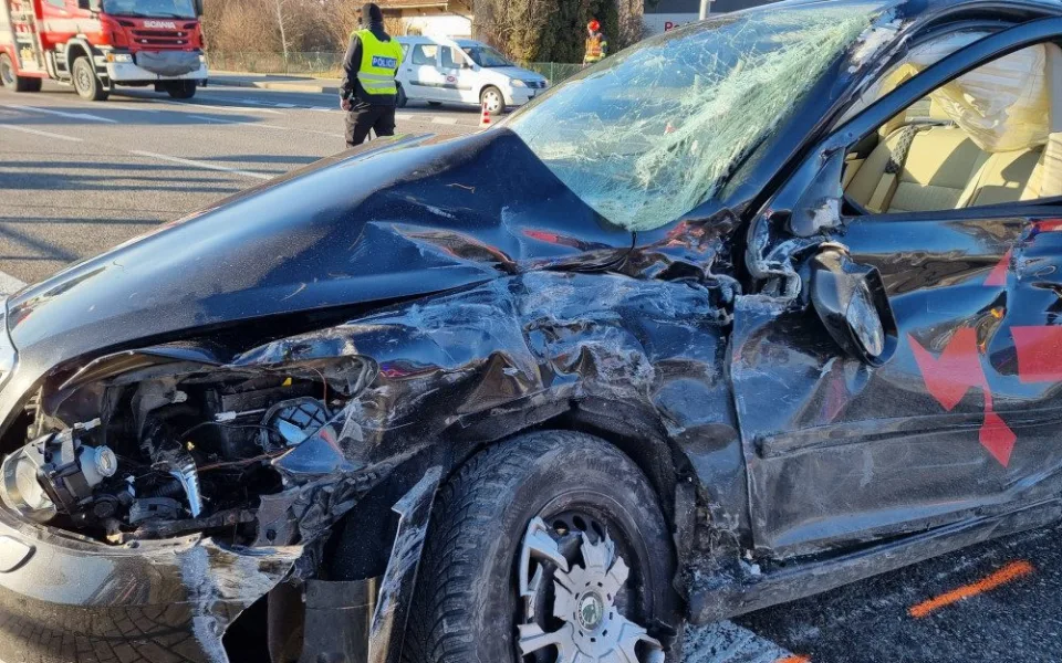 VIDEO: Řidič osobního auta vjel do cesty autobusu plnému dětí s opilým řidičem