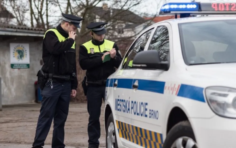 Muže v Brně rozzuřila pokuta za parkování. Místo placení nabral strážnici na kapotu a ujel