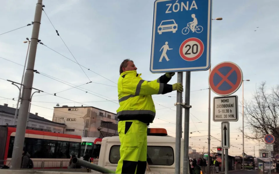 VIDEO: Dělníci instalují před nádražím v Brně dopravní značky nové sdílené zóny