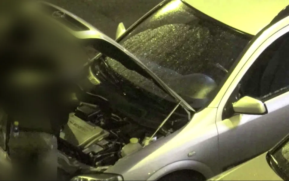 VIDEO: Cizinci prorazili okýnko auta a hrabali se v motoru. Do Brna jsme si přijeli jen nakoupit, tvrdili