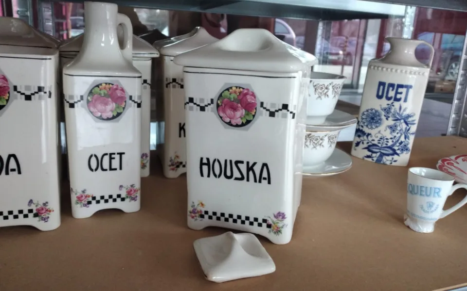 Do brněnského centra lidé nosí porcelán po babičce i vzácné dokumenty. Poklady putují do muzeí nebo potřebným
