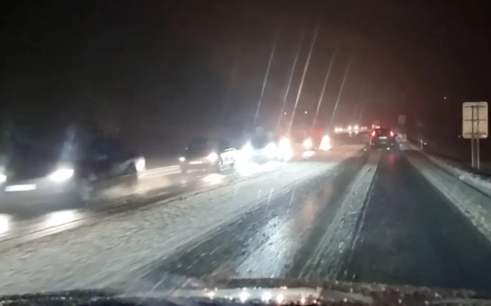 Ledovka komplikuje dopravu v Brně. Někde poničila troleje
