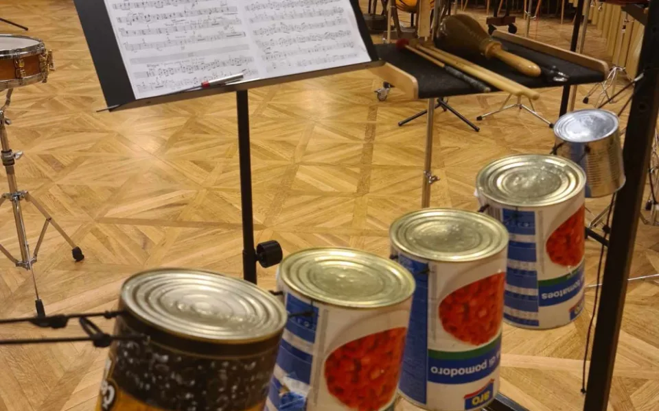 Brno čeká netradiční koncert. Bubeníci využijí plechovky, brzdové kotouče i květináče