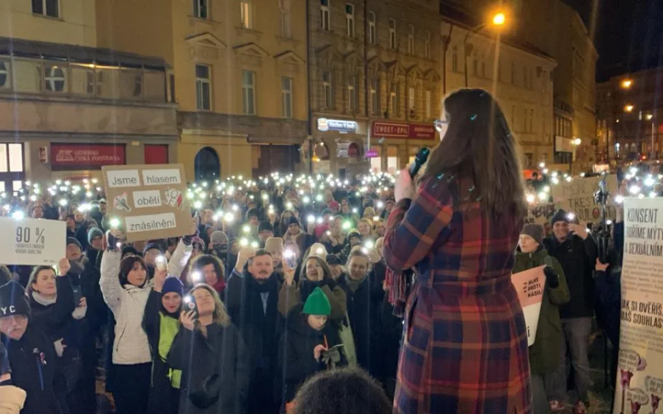 VIDEO: Lidé demonstrují za Aničku, jejíž otec ji dva roky znásilňoval a od soudu dostal podmínku