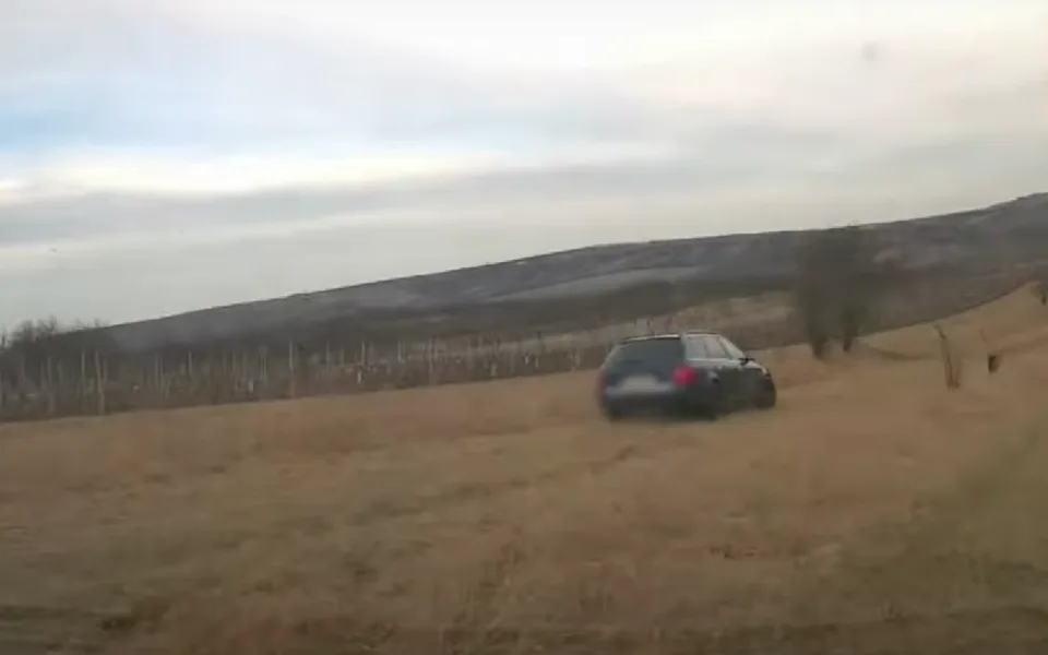 VIDEO: Zdrogovaný muž s lupem v kufru se chtěl vyhnout kontrole. Ujížděl policistům přes pole