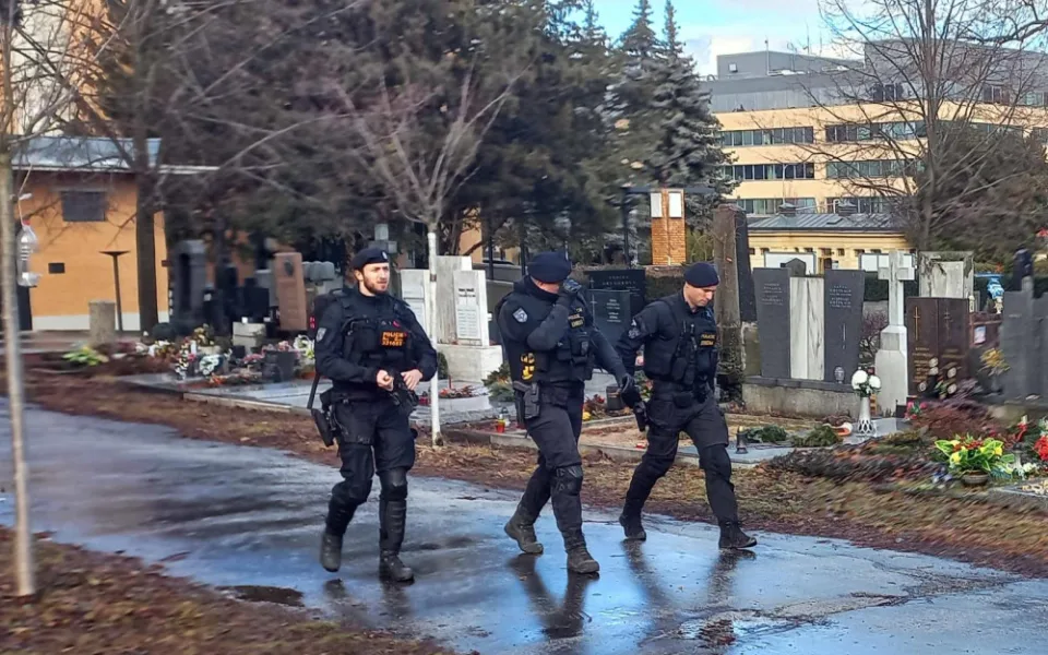 Policisté z vrtulníku hledali agresora, který chodil po hřbitově a vyhrožoval lidem, že bude střílet