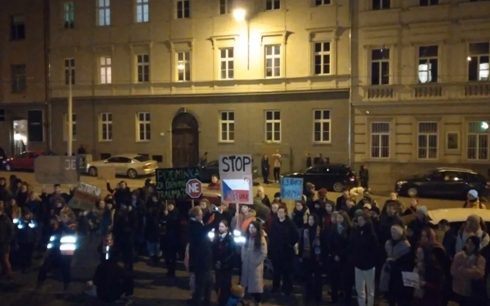 VIDEO: Lidé před brněnským soudem demonstrují za znásilněnou Aničku. Požadují spravedlivější trestání sexuálních zločinů