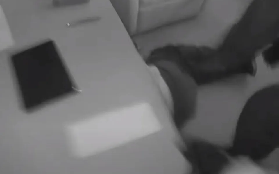 VIDEO: Policisté vyrazili dveře bytu, aby zachránili život seniorovi, který ležel na zemi a nekomunikoval