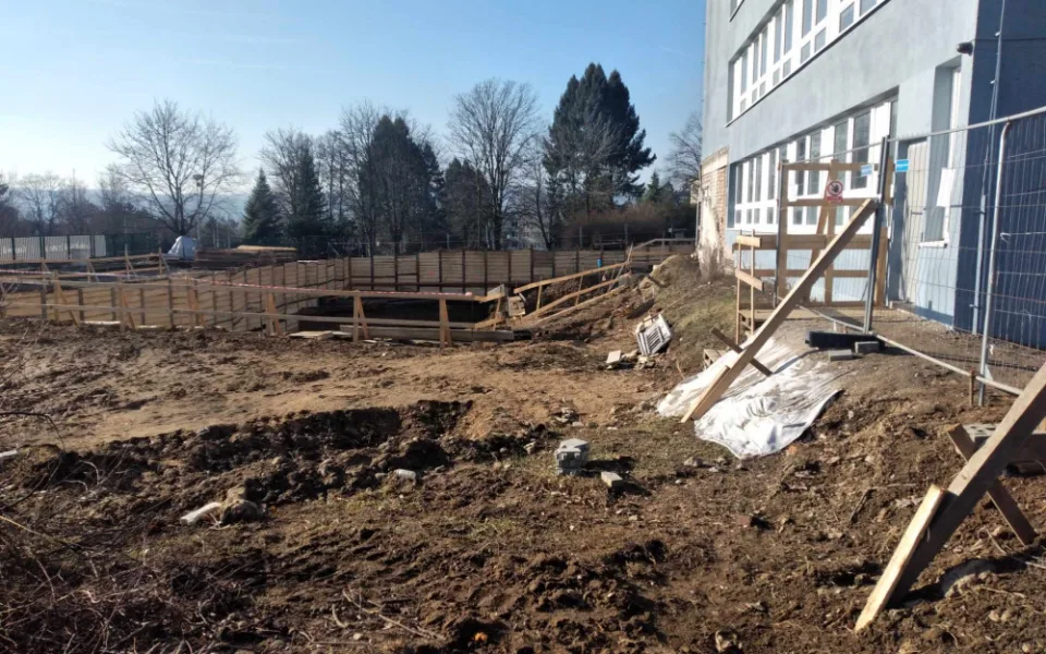 Škola Labyrinth Brno se uprostřed školního roku stěhuje. Developer před ředitelem zatajil vedlejší stavbu