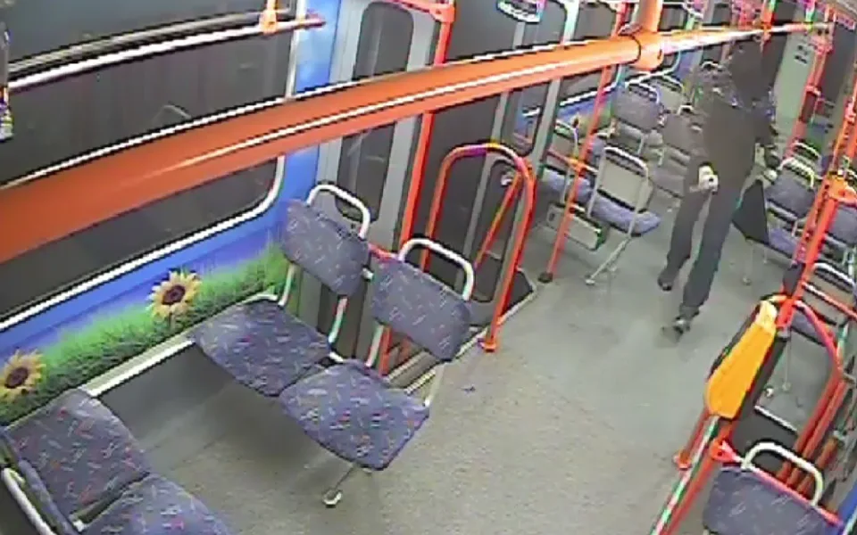 VIDEO: Vandalové v Brně poničili několik šalin. Posprejovat chtěli i řidiče