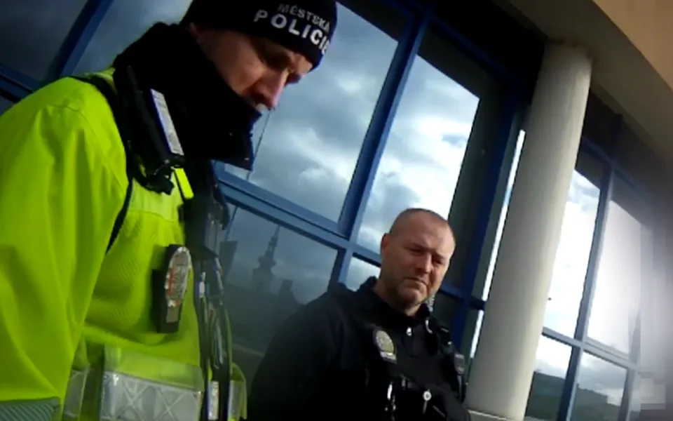VIDEO: Strážníci vyvedli z brněnské fakulty podezřelého mladíka. Vykřikoval a měl u sebe zbraň