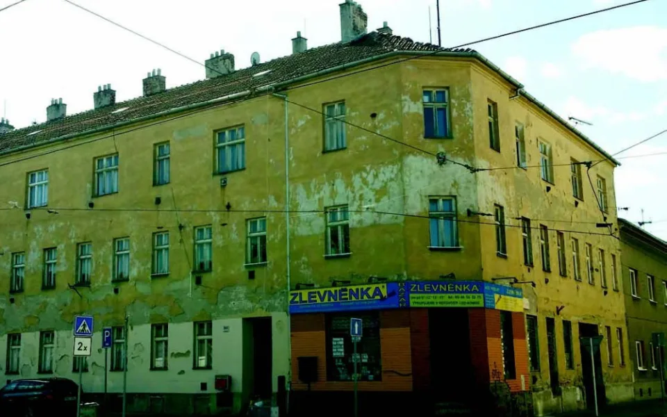 Dělníci v Brně opraví barabiznu, která hyzdí část města. Do domu se nastěhují senioři