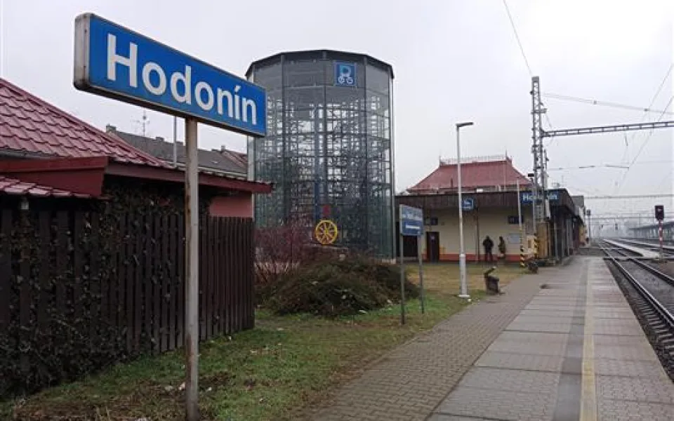 Lidé v Hodoníně si přes zimu skladují kola v cyklo věži. Bicykly prodáme, upozorňuje město
