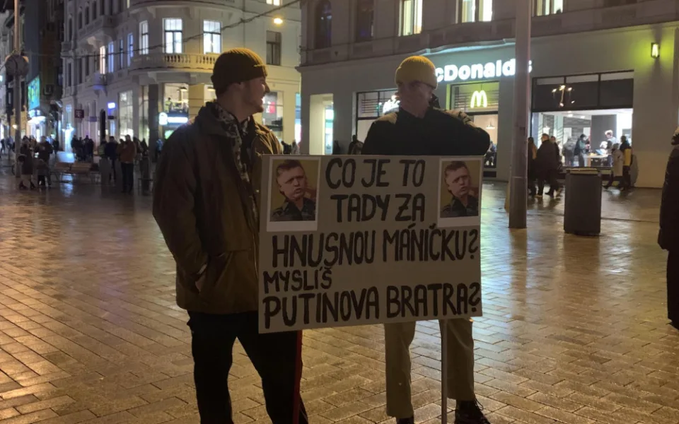 VIDEO: Lidé v Brně znovu protestují proti Ficovi. Znepokojuje je politická situace na Slovensku