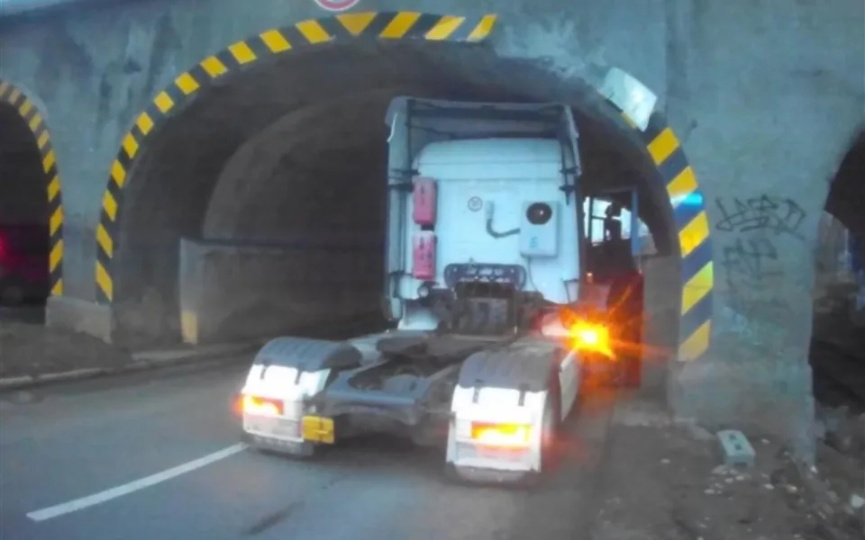 Řidič se s kamionem zasekl pod mostem. Ulomil část betonové konstrukce a zablokoval jízdní pruh
