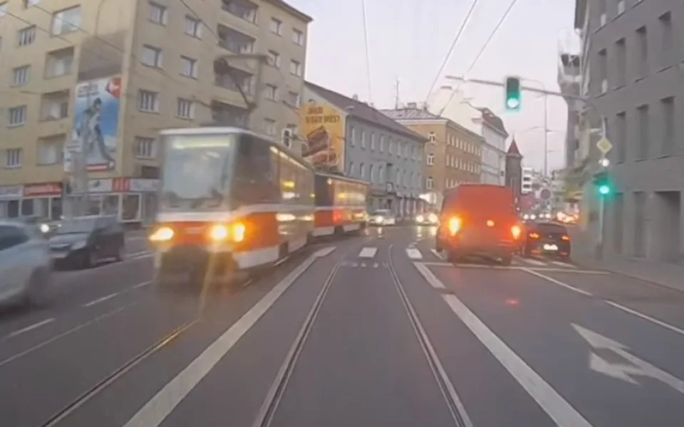 VIDEO: V Křenové vykolejila šalina. Bourá tam průměrně jedna za týden