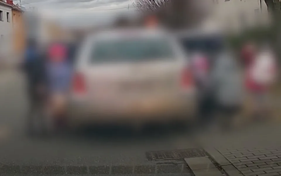 VIDEO: Muž na drogách se zákazem řízení vezl čtyři malé děti, v sedačce bylo jen jedno