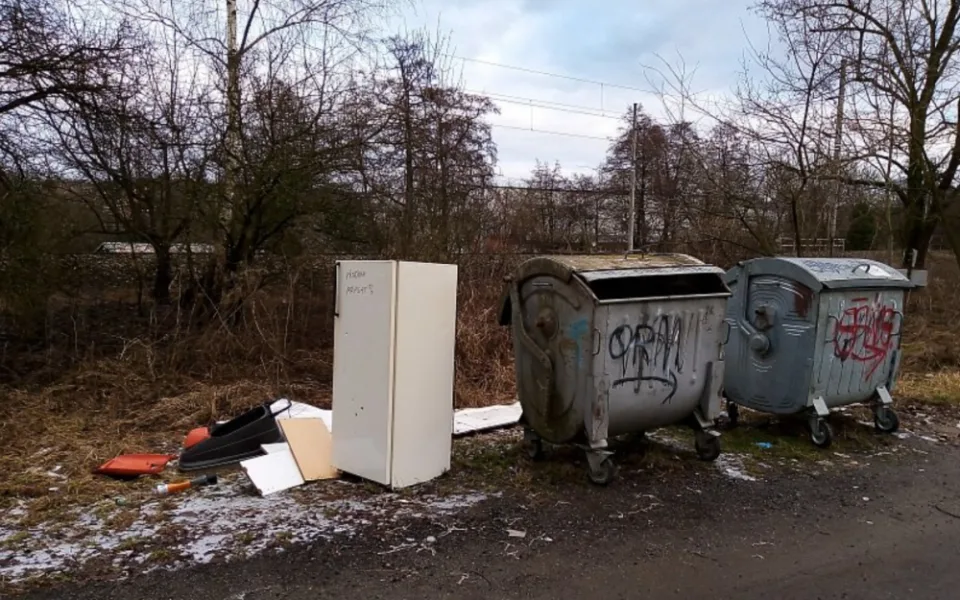 V Blansku přibývají černé skládky. Lidé na ulici vyhazují staré matrace nebo skříně