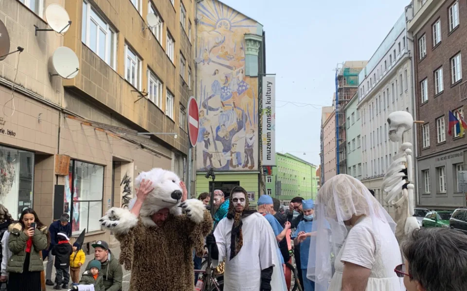 Brněnský Bronx roztancovali lidé v maskách. V průvodu poprvé došli až do centra