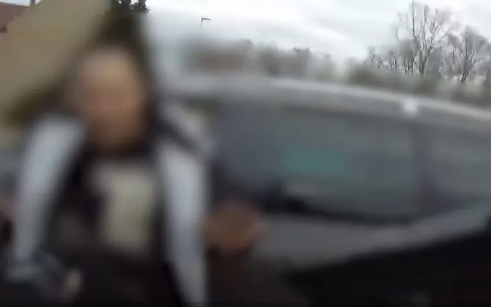 VIDEO: Řidič na pervitinu ujížděl policii. Skončil ve slepé uličce na zemi s rukama za zády