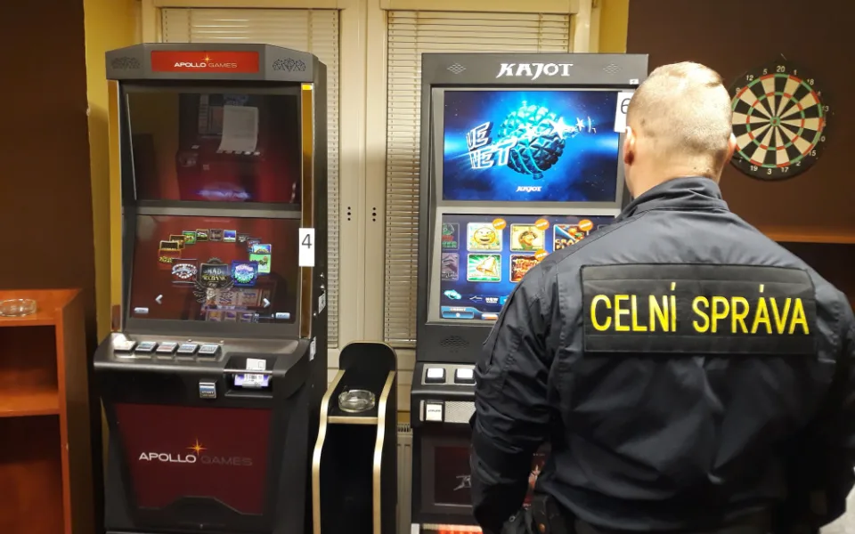 VIDEO: Celníci na jihu Moravy odhalili čtyři nelegální herny. Zabavili v nich osmnáct automatů