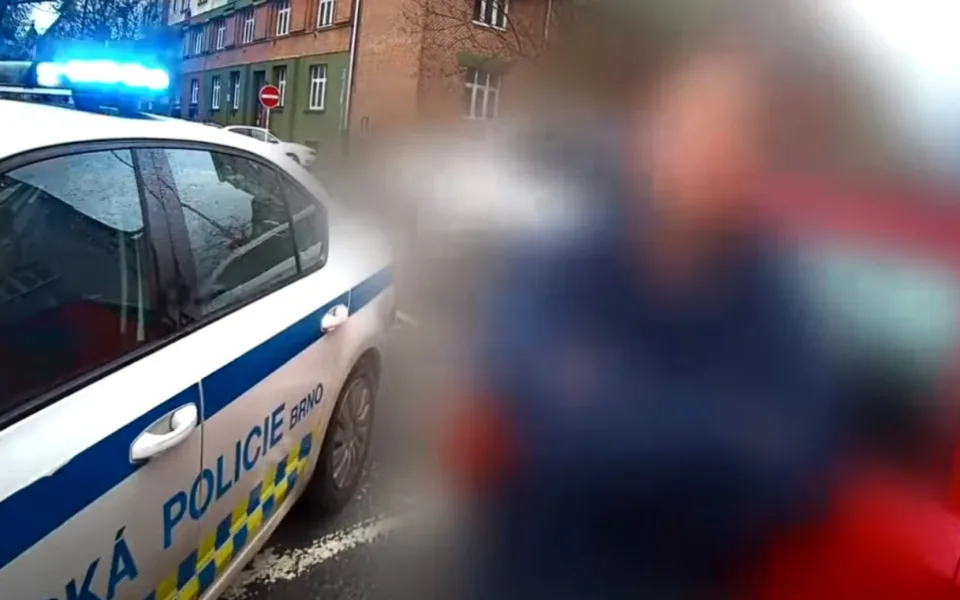 Opilá a zfetovaná řidička nabourala dvě auta a strom. Žádné nárazy si neuvědomuju, řekla strážníkům