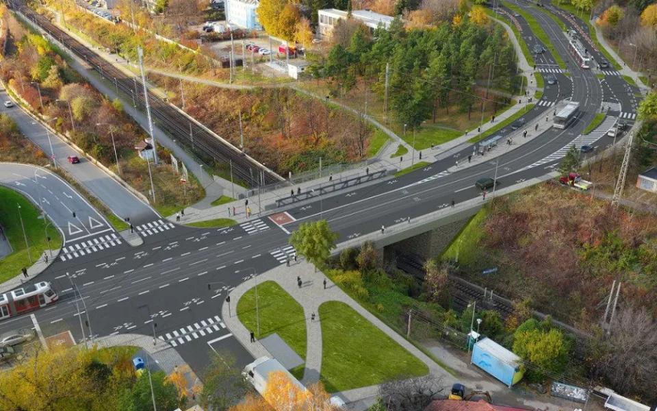 Most přes železnici u zastávky Lesná je uzavřen. Nastudováním objížděk lidé ušetří čas i starosti