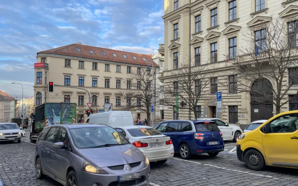Historické jádro Brna trápí kolony a auta na chodníku. Centru se vyhněte, apelují úředníci na řidiče