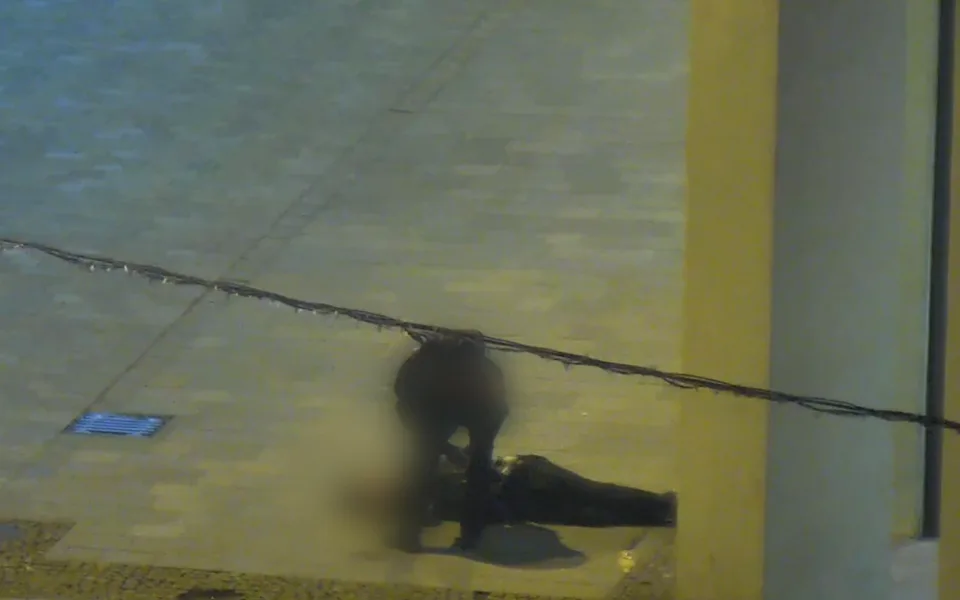 VIDEO: Muž v Brně ukradl bezvládnému mladíkovi peněženku. Vzal jsem jen oplatku, tvrdil