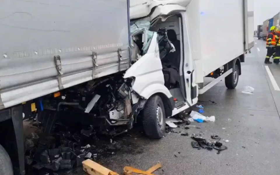 VIDEO: Vážná nehoda dodávky a kamionu uzavřela D1 ve směru na Brno
