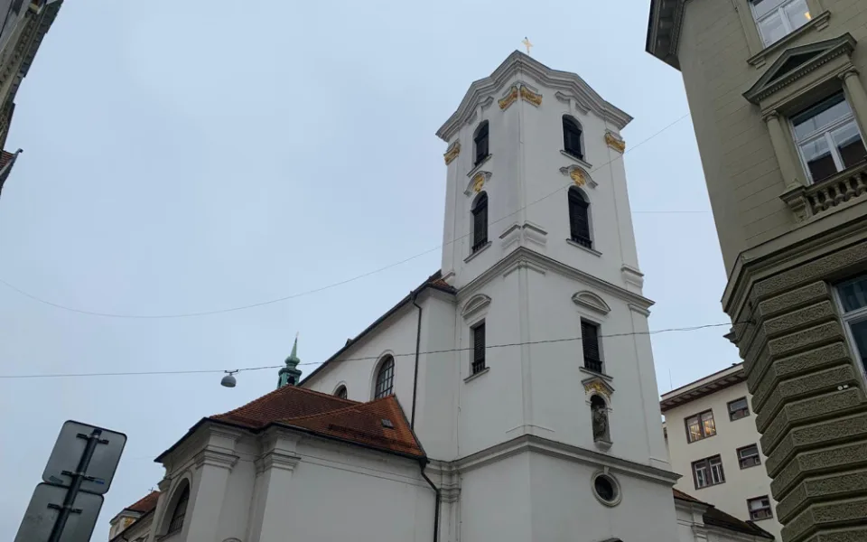 Kaplan v Brně si nevšiml modlícího se seniora. Zamkl ho v kostele a odešel