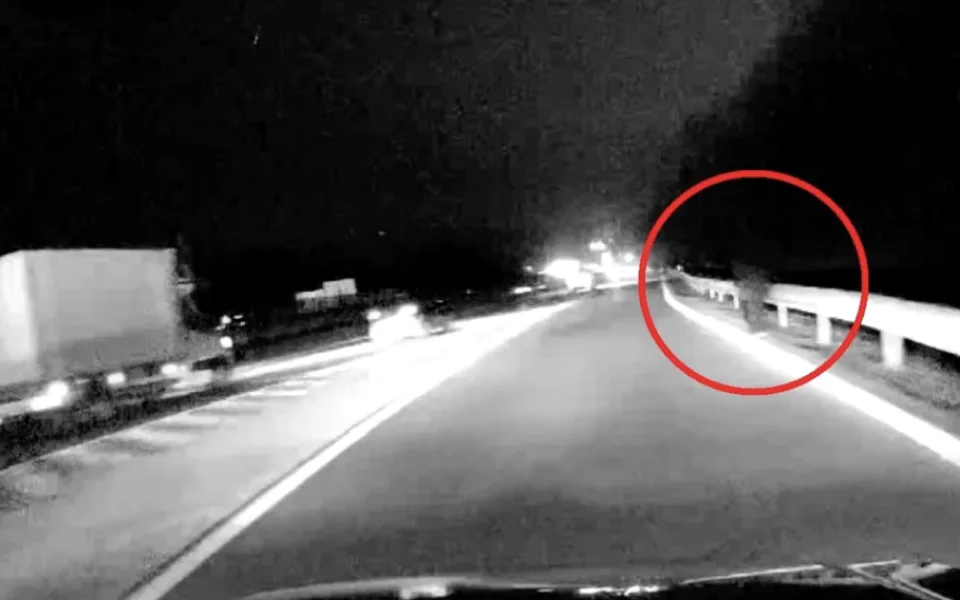 Seniorce ujel autobus, domů šla tmou po silnici podél svodidel, kolem ní projížděla auta stovkou