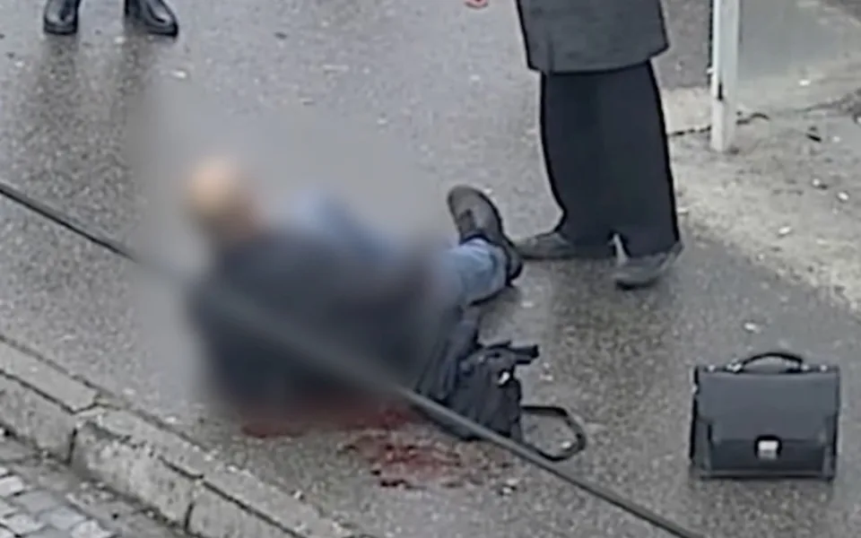 Agresor bezdůvodně tvrdě napadl seniora a nechal ho ležet na zemi. Policie pátrá po svědcích