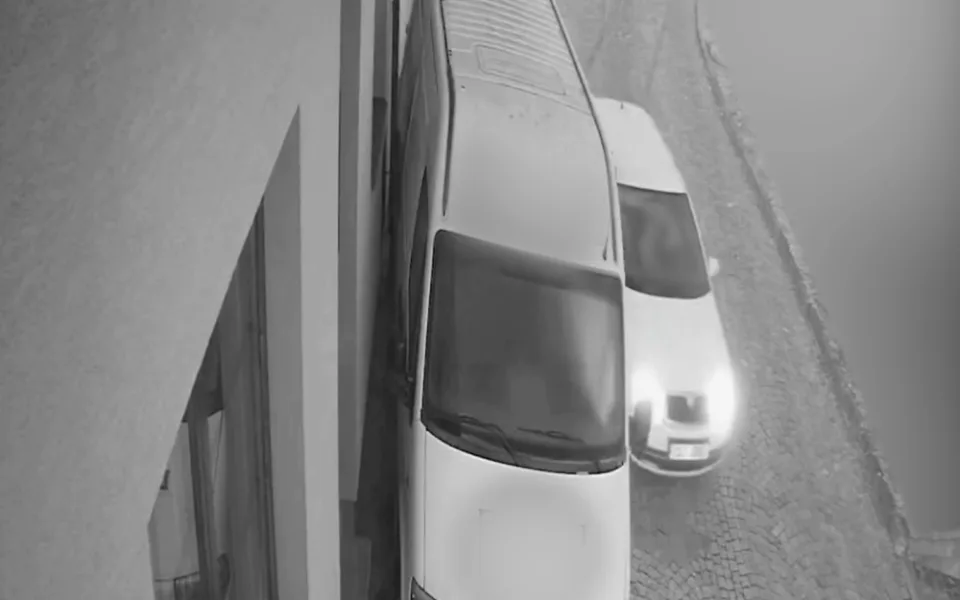 VIDEO: Řidič dostal smyk, naboural do dodávky a ujel. Pátrá po něm policie
