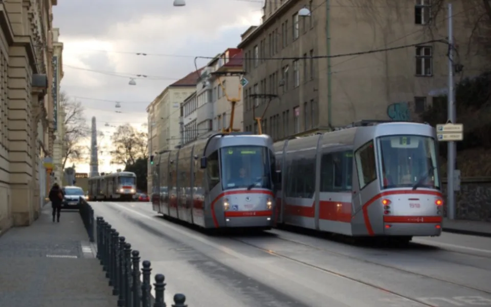 Cestující řekl hlučným lidem v šalině, aby se ztišili. Ti ho vyvlekli na ulici a zmlátili