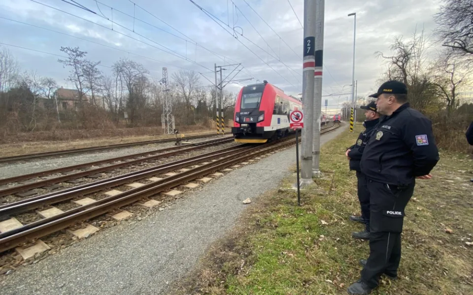 Policisté pokutují pohyb v kolejišti. Moderní soupravy jsou tiché a mohou chodce překvapit, vysvětlují