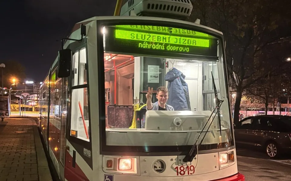 Z vysokoškolské přednášky do kabiny šaliny. Nejradši jezdím osmičkou o víkendu, říká mladý řidič tramvaje