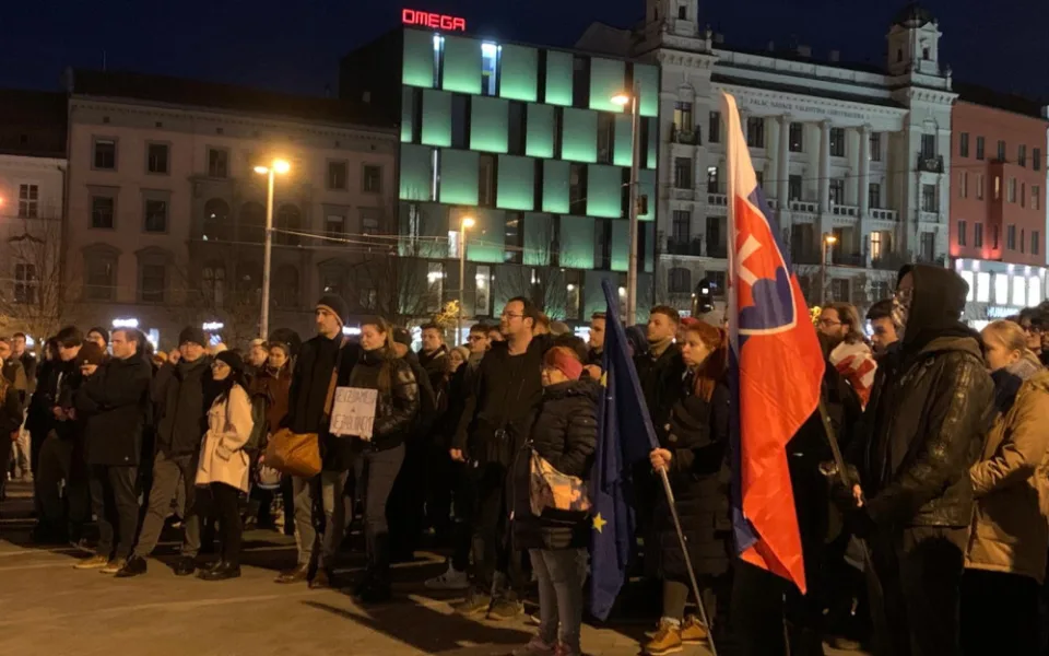 VIDEO: Lidé v Brně si připomněli šest let od vraždy novináře Kuciaka. Znepokojuje je politická situace na Slovensku