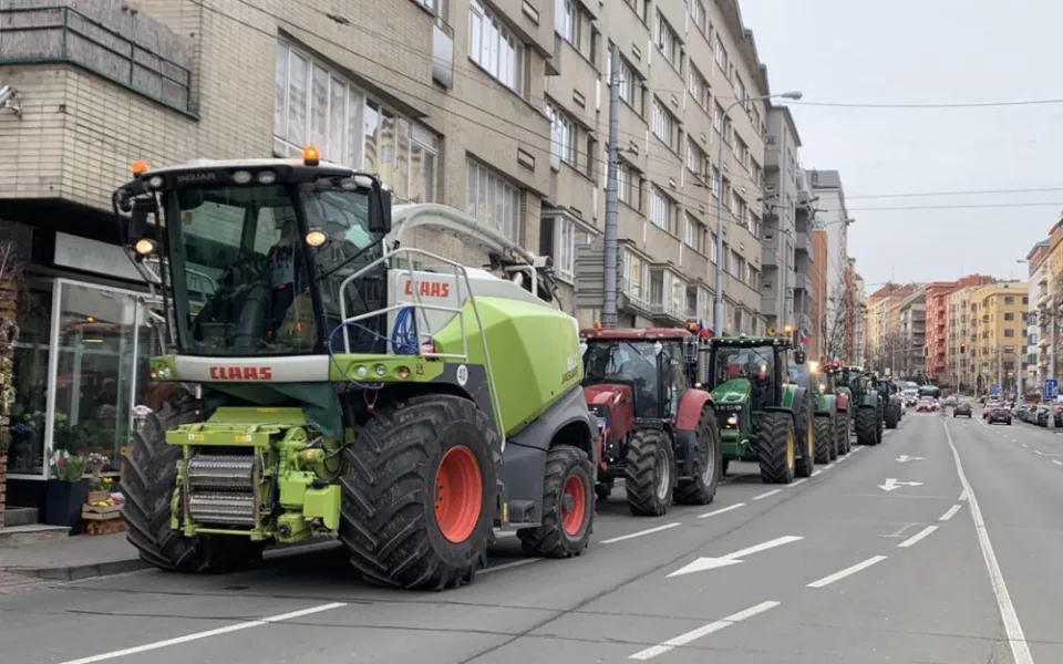 VIDEO: Jihomoravští zemědělci se přidali k protestům. Projeli Brnem a zamířili na hranice