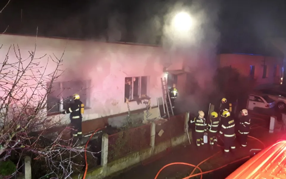 Hasiči při likvidaci požáru na Hodonínsku našli mrtvého člověka. Rodinný dům byl plný odpadu