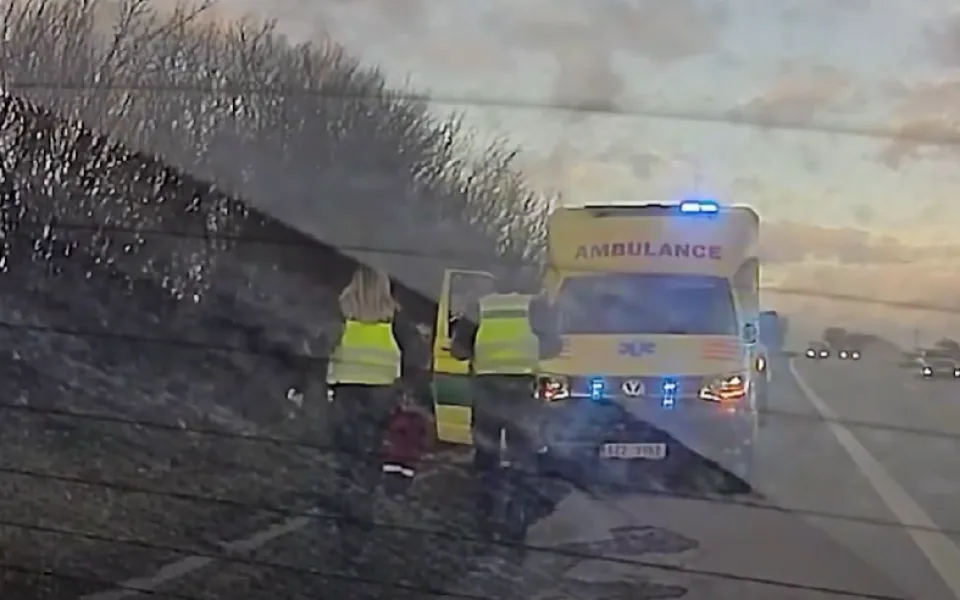 VIDEO: Záchranářům jízdu překazil defekt kola. Pětitýdennímu miminku do brněnské nemocnice pomohli policisté