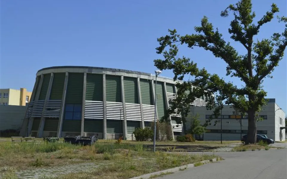 Dělníci se v Hodoníně pustí do opravy sportovní haly, kterou před téměř třemi lety poškodilo tornádo.