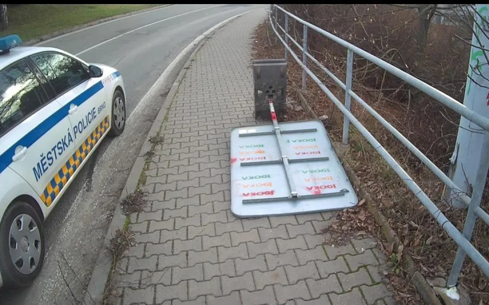 Dva opilé muže v Brně naštvala objížďka. Skákali na dopravní značky a nabíhali autům pod kola