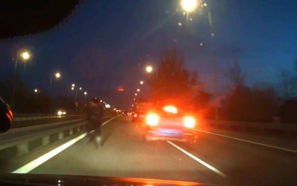 VIDEO: Zdrogovaný muž běžel v protisměru po dálničním nájezdu. Po srážce s autem utrpěl lehké zranění