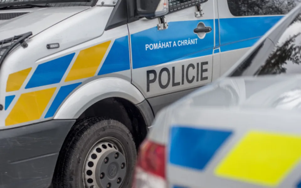 Zlodějka z domu ukradla neplatné bankovky. Ze skrýše na střeše ji sundávali hasiči